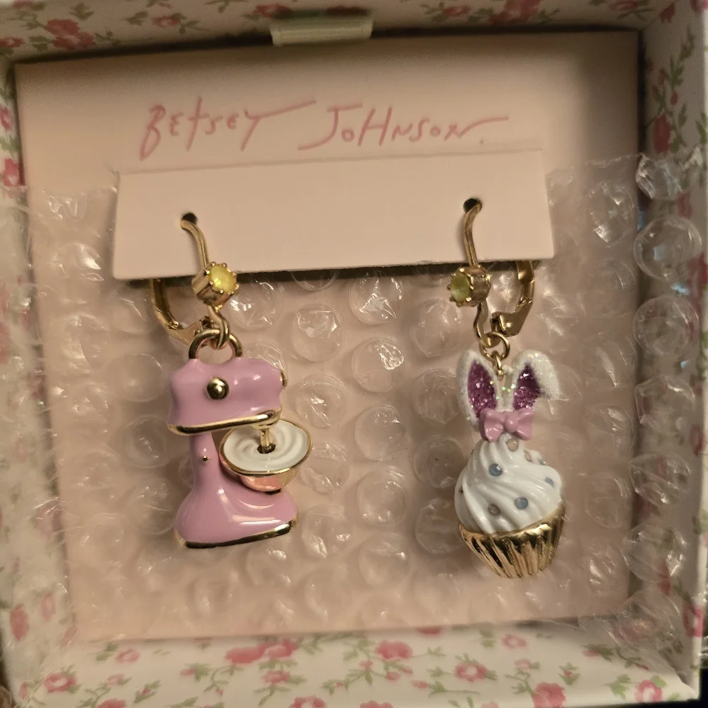 Betsey JohnsonSpring Bunny Cupcake Mismatch Drop Earrings - Picture 13 of 14